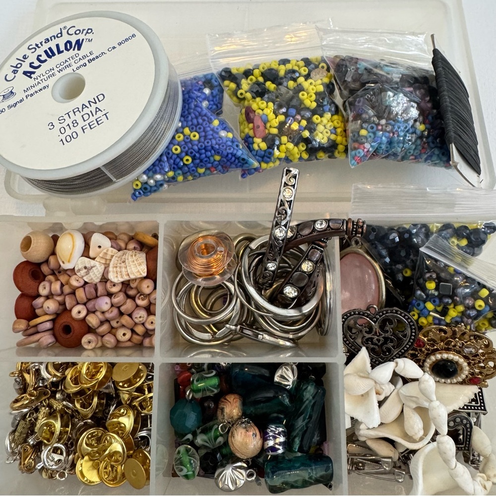 Beads and Case - Jewelry Making Kit. Excellent Condition. Assorted Beads.